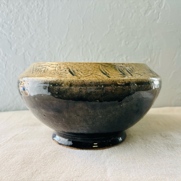 Hand Thrown Detailed Black Glaze Studio Art Pottery Bowl 8.5” Diameter Signed - Picture 2 of 6